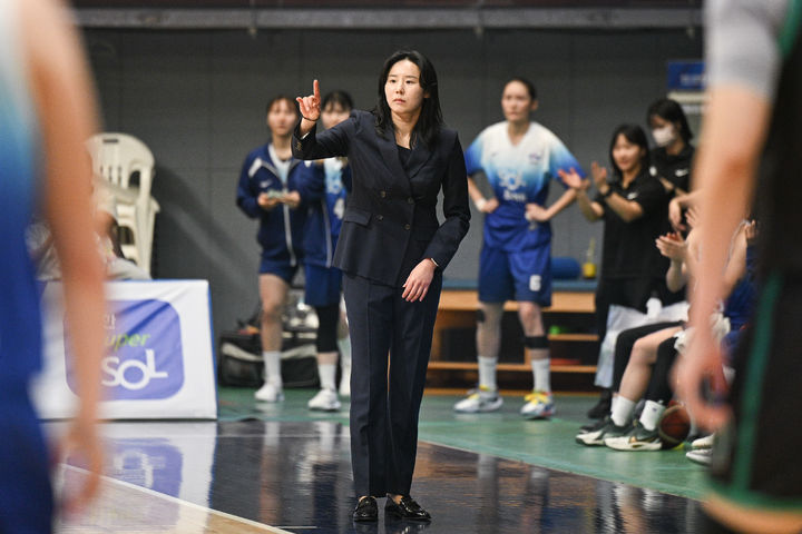 [서울=뉴시스] 여자프로농구 인천 신한은행의 최윤아 감독. (사진=WKBL 제공) *재판매 및 DB 금지