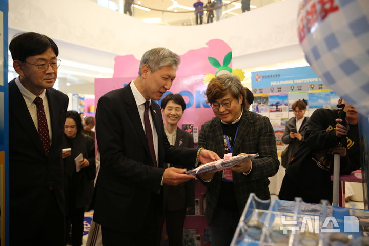 [베이징=뉴시스] 주중국대사관은 지난 19일부터 22일까지 중국 산둥성 지난시와 칭다오시에서 '2025 한·중(산둥) 우호주간'을 개최한다고 21일 밝혔다. 노재헌 주중대사가 지난 20일 칭다오의 쇼핑몰인 완샹청에 마련된 한국홍보관을 방문해 홍보 제품들을 살펴보고 있다.(사진=주중국대사관 제공) 2025.11.21 photo@newsis.com