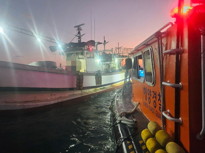 [완도=뉴시스] 21일 오후 5시19분께 전남 완도군 소덕우도 인근 해상에서 9.77t급 어선 A호가 좌초됐다.(사진 = 완도해경 제공) 2025.11.21. photo@newsis.com *재판매 및 DB 금지