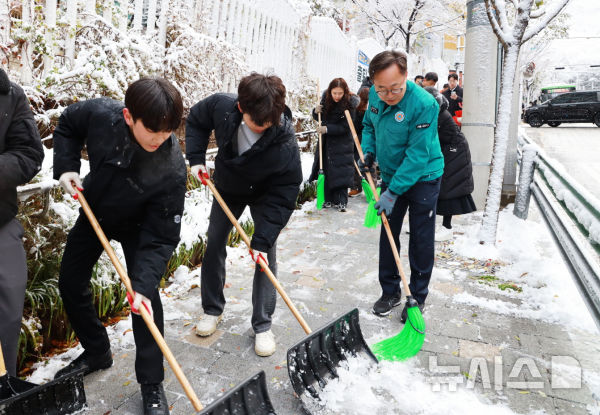 [서울=뉴시스]지난해 유성훈 금천구청장과 직원들이 제설 작업을 하고 있다.