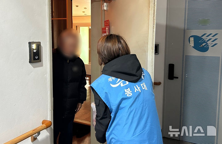 [제주=뉴시스] 제주개발공사 임직원들로 구성된 제주삼다수봉사대가 지난 20일 열린 '2025 행복한 나눔 제주김장축제'를 통해 준비한 김치를 공사가 운영하는 임대주택 입주가구 어르신께 전달하고 있다. (사진=제주개발공사 제공) 2025.11.22. photo@newsis.com *재판매 및 DB 금지