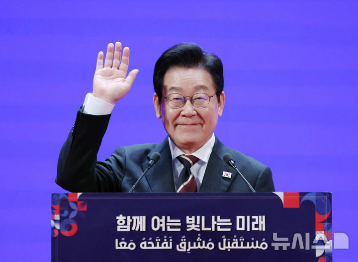 [카이로=뉴시스] 최동준 기자 = 이집트를 공식 방문 중인 이재명 대통령이 20일(현지 시간) 카이로대학교에서 '함께 여는 빛나는 미래'라는 주제로 연설하며 인사하고 있다. 2025.11.21. photocdj@newsis.com