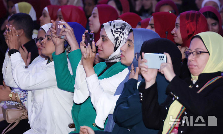 [카이로=뉴시스] 최동준 기자 = 카이로대학교 학생들이 20일(현지 시간) 이집트 카이로대학교에서 열린 이재명 대통령의 '함께 여는 빛나는 미래' 연설을 듣고 있다. 2025.11.21. photocdj@newsis.com