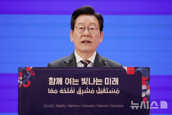 [카이로=뉴시스] 최동준 기자 = 이집트를 공식 방문 중인 이재명 대통령이 20일(현지 시간) 카이로대학교에서 '함께 여는 빛나는 미래'라는 주제로 연설하고 있다. 2025.11.21. photocdj@newsis.com