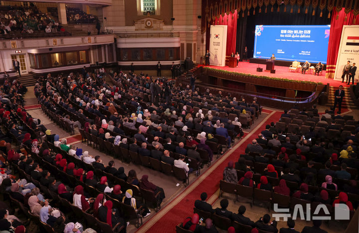 [카이로=뉴시스] 최동준 기자 = 이집트를 공식 방문 중인 이재명 대통령이 20일(현지 시간) 카이로대학교에서 '함께 여는 빛나는 미래'라는 주제로 연설하고 있다. 2025.11.21. photocdj@newsis.com