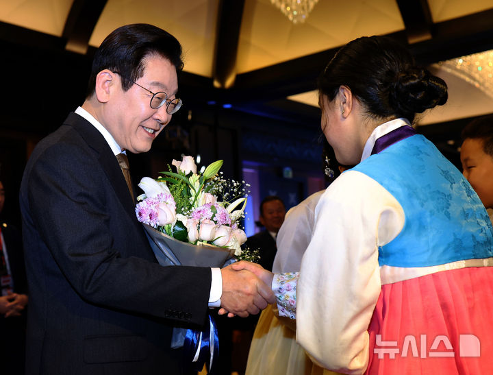 [카이로=뉴시스] 최동준 기자 = 이집트를 공식 방문 중인 이재명 대통령이 20일(현지 시간) 카이로 한 호텔에서 열린 이집트 동포·지상사 간담회에서 화동에게 꽃다발을 받고 있다. 2025.11.21. photocdj@newsis.com