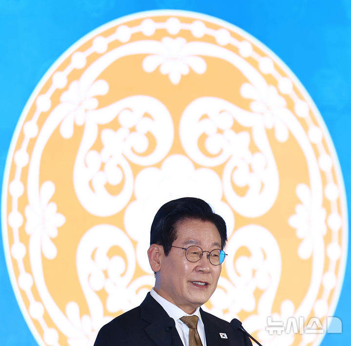 [카이로=뉴시스] 최동준 기자 = 이집트를 공식 방문 중인 이재명 대통령이 20일(현지 시간) 카이로 한 호텔에서 열린 이집트 동포·지상사 간담회에서 인사말을 하고 있다. 2025.11.21. photocdj@newsis.com