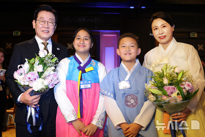 [카이로=뉴시스] 최동준 기자 = 이집트를 공식 방문 중인 이재명 대통령과 김혜경 여사가 20일(현지 시간) 카이로 한 호텔에서 열린 이집트 동포·지상사 간담회에서 화동들과 기념촬영을 하고 있다. 2025.11.21. photocdj@newsis.com