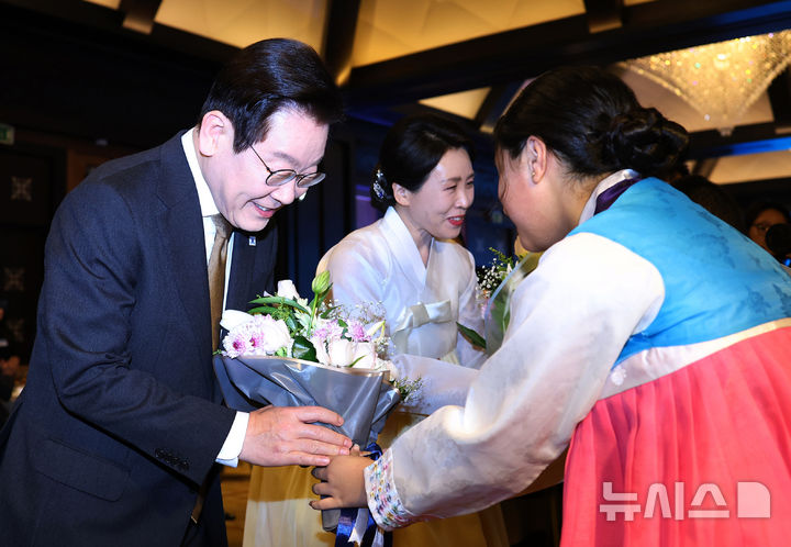 [카이로=뉴시스] 최동준 기자 = 이집트를 공식 방문 중인 이재명 대통령과 김혜경 여사가 20일(현지 시간) 카이로 한 호텔에서 열린 이집트 동포·지상사 간담회에서 화동들에게 꽃다발을 받고 있다. 2025.11.21. photocdj@newsis.com