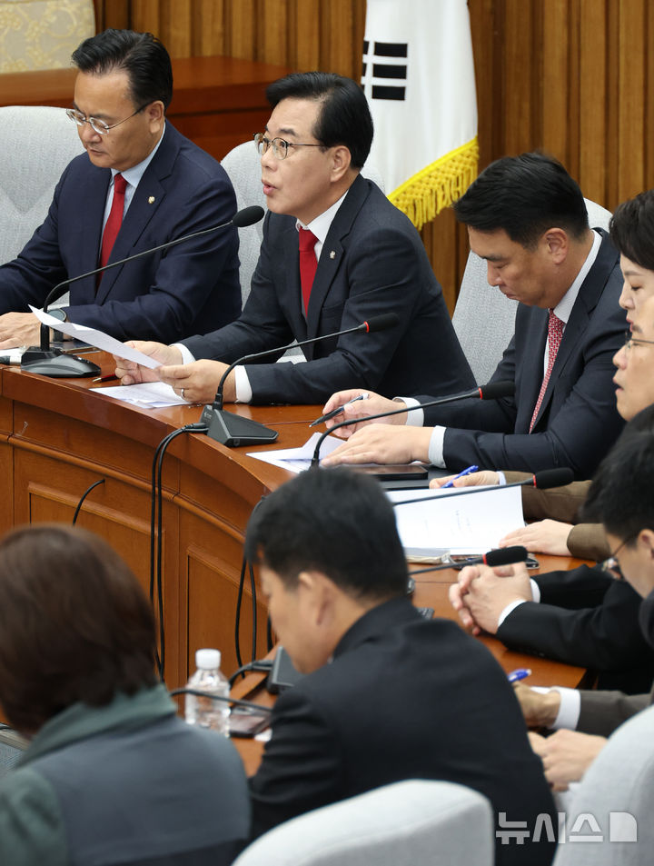[서울=뉴시스] 김금보 기자 = 송언석 국민의힘 원내대표가 21일 오전 서울 여의도 국회에서 열린 원내대책회의에서 발언을 하고 있다. 2025.11.21. kgb@newsis.com