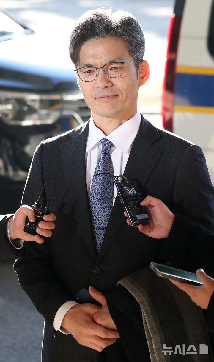 [서울=뉴시스] 김선웅 기자 = 박철우 신임 서울중앙지방검찰청 검사장이 21일 서울 서초구 서울 중앙지검으로 출근하며 취재진과 만나 질의응답을 하고 있다. 2025.11.21. mangusta@newsis.com