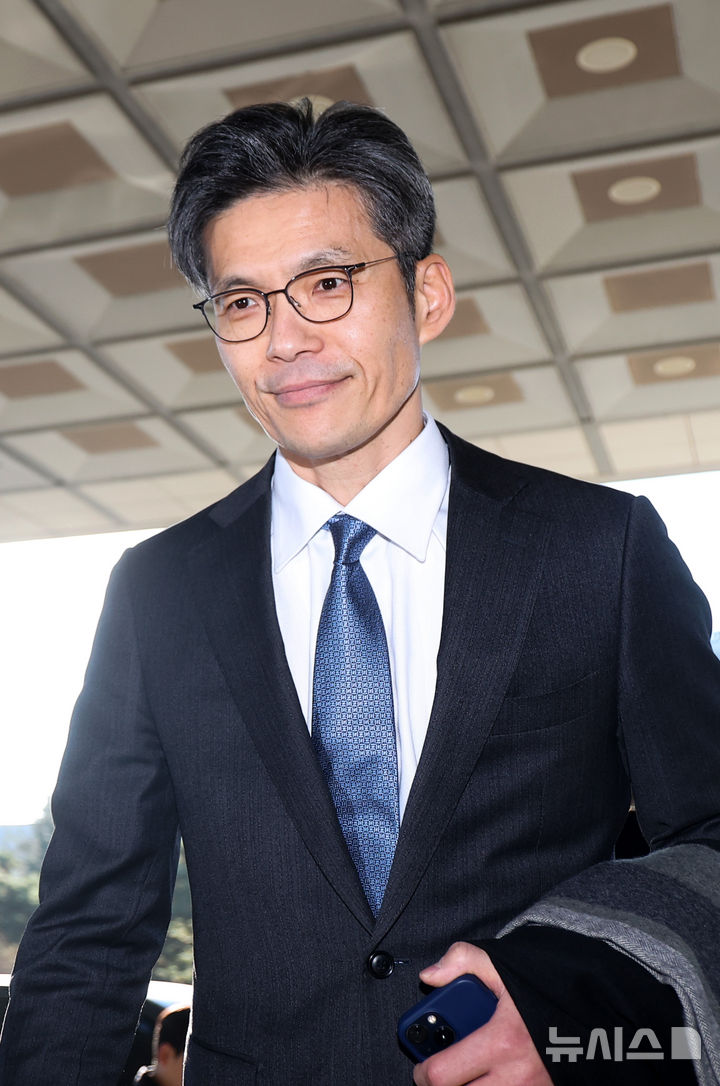 [서울=뉴시스] 김선웅 기자 = 박철우 신임 서울중앙지방검찰청 검사장이 21일 서울 서초구 서울 중앙지검으로 출근하고 있다. 2025.11.21. mangusta@newsis.com