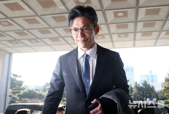 [서울=뉴시스] 김선웅 기자 = 박철우 신임 서울중앙지방검찰청 검사장이 21일 서울 서초구 서울 중앙지검으로 출근하고 있다. 2025.11.21. mangusta@newsis.com