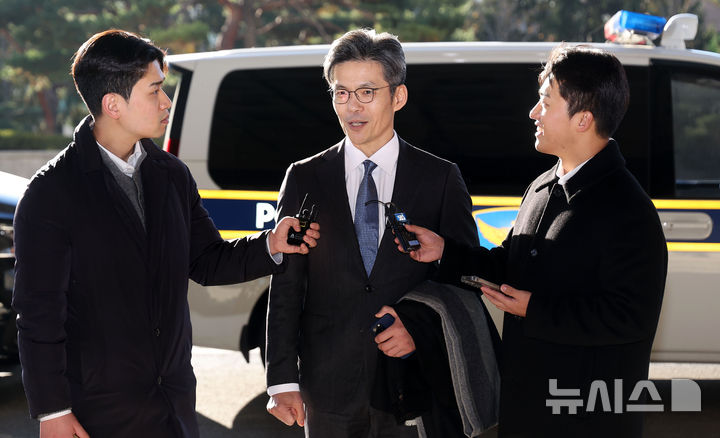 [서울=뉴시스] 김선웅 기자 = 박철우 신임 서울중앙지방검찰청 검사장이 21일 서울 서초구 서울 중앙지검으로 출근하며 취재진과 만나 질의응답을 하고 있다. 2025.11.21. mangusta@newsis.com