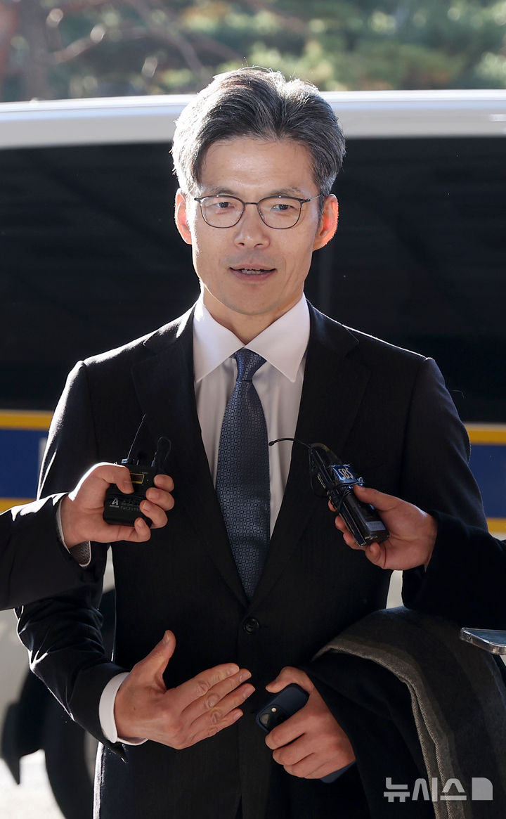 [서울=뉴시스] 김선웅 기자 = 박철우 신임 서울중앙지방검찰청 검사장이 21일 서울 서초구 서울 중앙지검으로 출근하며 취재진과 만나 질의응답을 하고 있다. 2025.11.21. mangusta@newsis.com