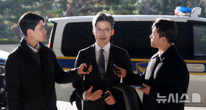 [서울=뉴시스] 김선웅 기자 = 박철우 신임 서울중앙지방검찰청 검사장이 21일 서울 서초구 서울 중앙지검으로 출근하며 취재진과 만나 질의응답을 하고 있다. 2025.11.21. mangusta@newsis.com