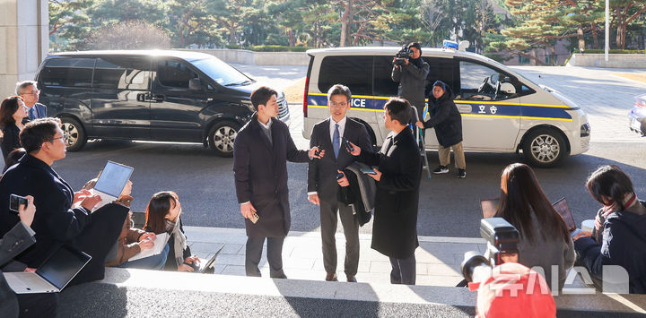 [서울=뉴시스] 김선웅 기자 = 박철우 신임 서울중앙지방검찰청 검사장이 21일 서울 서초구 서울 중앙지검으로 출근하며 취재진과 만나 질의응답을 하고 있다. 2025.11.21. mangusta@newsis.com