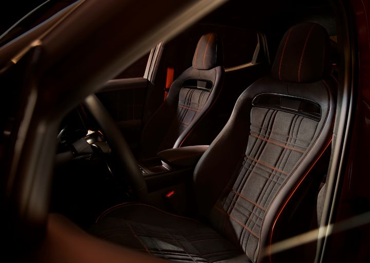 [서울=뉴시스] 제네시스는 20일(현지시간) 프랑스 남부 르 카스텔레(Le Castellet) 지역에 위치한 폴 리카르 서킷에서 <마그마 월드 프리미어> 행사를 개최하고 브랜드 최초의 고성능 모델 'GV60 마그마(GV60 Magma)'를 처음으로 공개했다. 이와 함께, 독립 브랜드 출범 후 10년간 글로벌 고급차 시장에서 입지를 다진 것을 넘어 정제된 감성과 우수한 퍼포먼스를 결합한 '럭셔리 고성능'을 구현해 진정한 럭셔리 브랜드로 거듭나겠다는 비전을 발표했다. 'GV60 마그마'는 지난해 제네시스가 고성능 영역 진출을 공식화하며 선보인 'GV60 마그마 콘셉트'를 기반으로 개발된 첫 양산형 모델이다. (사진=현대차 · 기아 커뮤니케이션센터 제공). 2025.11.21. photo@newsis.com *재판매 및 DB 금지