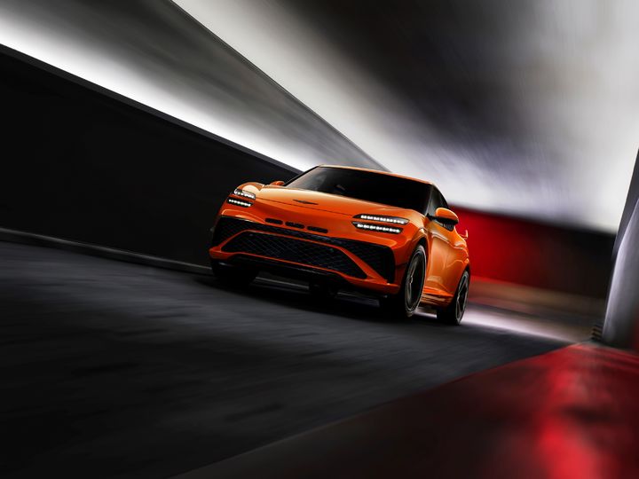 [서울=뉴시스] 제네시스는 20일(현지시간) 프랑스 남부 르 카스텔레(Le Castellet) 지역에 위치한 폴 리카르 서킷에서 <마그마 월드 프리미어> 행사를 개최하고 브랜드 최초의 고성능 모델 'GV60 마그마(GV60 Magma)'를 처음으로 공개했다. 이와 함께, 독립 브랜드 출범 후 10년간 글로벌 고급차 시장에서 입지를 다진 것을 넘어 정제된 감성과 우수한 퍼포먼스를 결합한 '럭셔리 고성능'을 구현해 진정한 럭셔리 브랜드로 거듭나겠다는 비전을 발표했다. 'GV60 마그마'는 지난해 제네시스가 고성능 영역 진출을 공식화하며 선보인 'GV60 마그마 콘셉트'를 기반으로 개발된 첫 양산형 모델이다. (사진=현대차 · 기아 커뮤니케이션센터 제공). 2025.11.21. photo@newsis.com *재판매 및 DB 금지