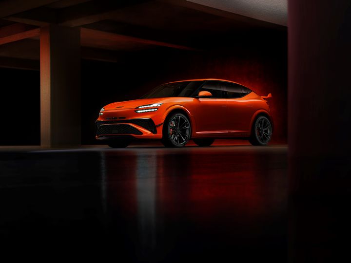 [서울=뉴시스] 제네시스는 20일(현지시간) 프랑스 남부 르 카스텔레(Le Castellet) 지역에 위치한 폴 리카르 서킷에서 <마그마 월드 프리미어> 행사를 개최하고 브랜드 최초의 고성능 모델 'GV60 마그마(GV60 Magma)'를 처음으로 공개했다. 이와 함께, 독립 브랜드 출범 후 10년간 글로벌 고급차 시장에서 입지를 다진 것을 넘어 정제된 감성과 우수한 퍼포먼스를 결합한 '럭셔리 고성능'을 구현해 진정한 럭셔리 브랜드로 거듭나겠다는 비전을 발표했다. 'GV60 마그마'는 지난해 제네시스가 고성능 영역 진출을 공식화하며 선보인 'GV60 마그마 콘셉트'를 기반으로 개발된 첫 양산형 모델이다. (사진=현대차 · 기아 커뮤니케이션센터 제공). 2025.11.21. photo@newsis.com *재판매 및 DB 금지