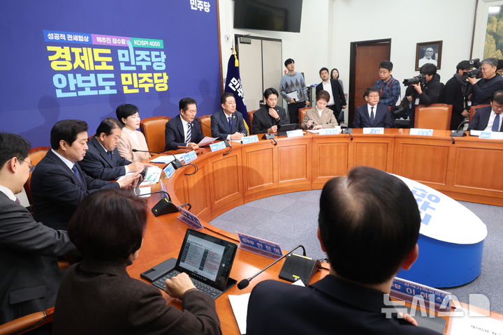 [서울=뉴시스] 조성봉 기자= 정청래 더불어민주당 대표가 21일 오전 서울 여의도 국회에서 열린 최고위원회의에서 발언을 하고 있다. 2025.11.21. suncho21@newsis.com