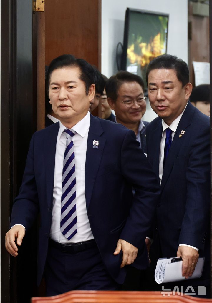 [서울=뉴시스] 조성봉 기자= 정청래 더불어민주당 대표와 김병기 원내대표가 21일 오전 서울 여의도 국회에서 열린 최고위원회의에 참석하고 있다. 2025.11.21. suncho21@newsis.com