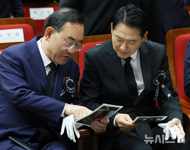 [서울=뉴시스] 이영환 기자 = 장동혁(오른쪽) 국민의힘 대표와 주호영 국회부의장이 지난해 11월21일 오전 서울 동작구 국립서울현충원 현충관에서 열린 김영삼 대통령 서거 10주기 추모식에 참석해 대화를 하고 있다. 2025.11.21. 20hwan@newsis.com