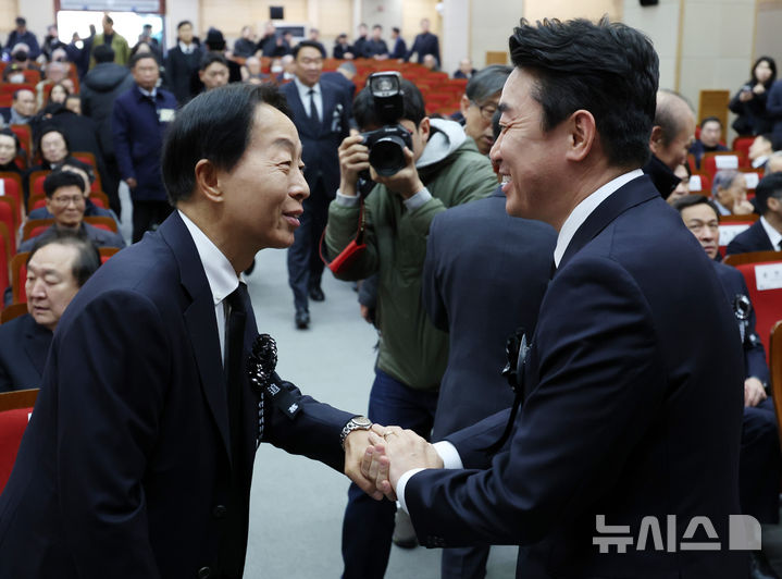 [서울=뉴시스] 이영환 기자 = 김현철 김영삼대통령기념재단 이사장과 강훈식 대통령실 비서실장이 21일 오전 서울 동작구 국립서울현충원 현충관에서 열린 김영삼 대통령 서거 10주기 추모식에서 인사를 나누고 있다. 2025.11.21. 20hwan@newsis.com