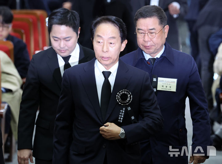 [서울=뉴시스] 이영환 기자 = 김현철 김영삼대통령기념재단 이사장이 21일 오전 서울 동작구 국립서울현충원 현충관에서 열린 김영삼 대통령 서거 10주기 추모식에 참석하고 있다. 2025.11.21. 20hwan@newsis.com