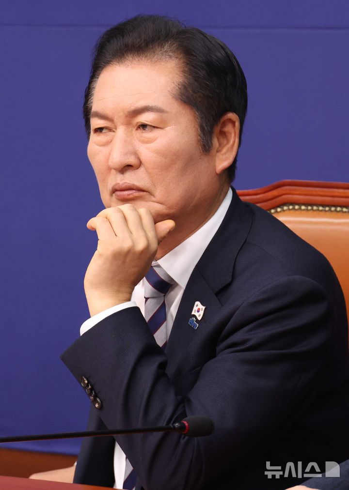 [서울=뉴시스] 조성봉 기자= 정청래 더불어민주당 대표가 21일 오전 서울 여의도 국회에서 열린 최고위원회의에서 잠시 생각에 잠겨 있다. 2025.11.21. suncho21@newsis.com