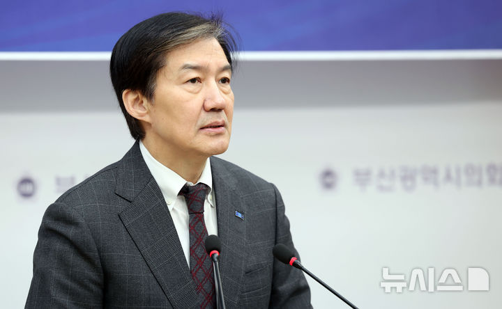  [부산=뉴시스] 하경민 기자 = 조국 조국혁신당 대표 후보가 21일 부산 연제구 부산시의회 브리핑룸에서 기자회견을 갖고 있다. 2025.11.21. yulnetphoto@newsis.com