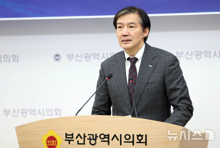  [부산=뉴시스] 하경민 기자 = 조국 조국혁신당 대표 후보가 21일 부산 연제구 부산시의회 브리핑룸에서 기자회견을 갖고 있다. 2025.11.21. yulnetphoto@newsis.com