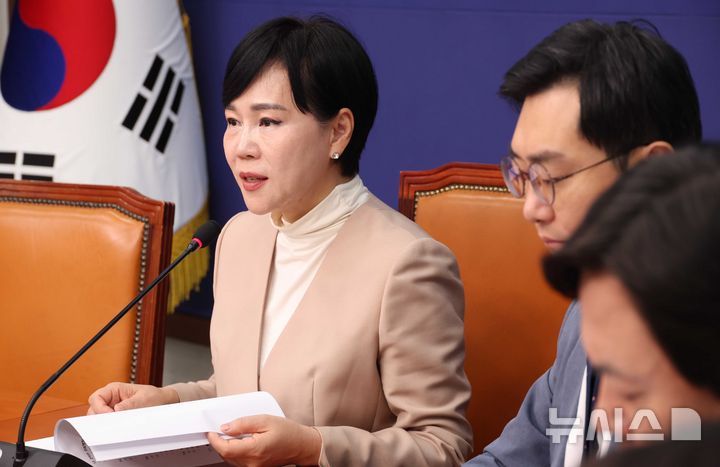 [서울=뉴시스] 조성봉 기자 = 전현희 더불어민주당 3대특검 종합대응특위 총괄위원장이 지난 21일 오전 서울 여의도 국회에서 열린 3대특검 종합대응특별위원회의에서 발언을 하고 있다. 2025.11.21. suncho21@newsis.com