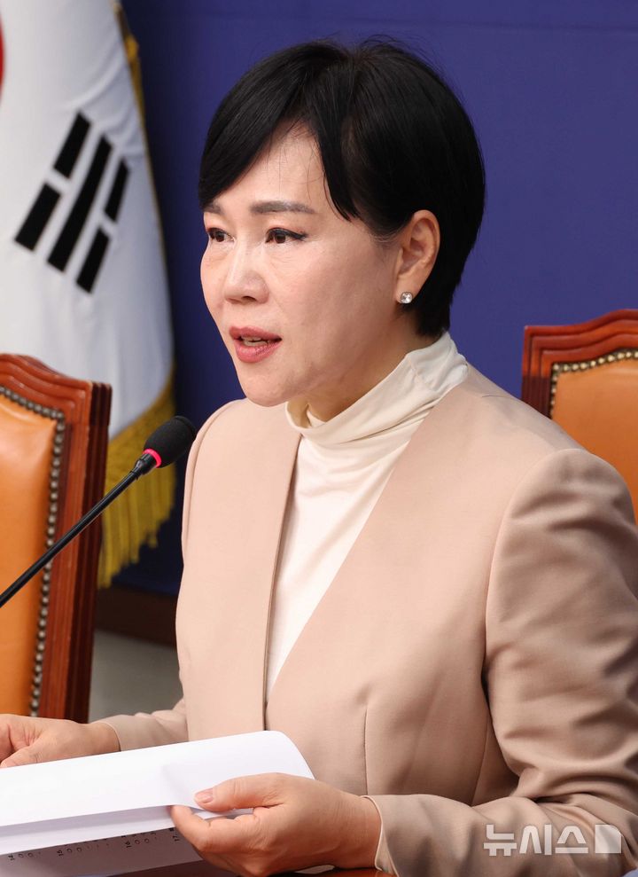 [서울=뉴시스] 조성봉 기자 = 전현희 더불어민주당 3대특검 종합대응특위 총괄위원장이 21일 오전 서울 여의도 국회에서 열린 3대특검 종합대응특별위원회의에서 발언을 하고 있다. 2025.11.21. suncho21@newsis.com