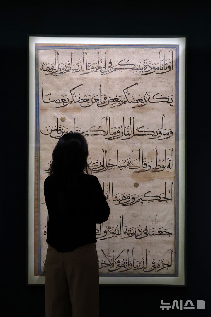 [서울=뉴시스] 박진희 기자 = 국립중앙박물관은 21일 서울 용산구 국립중앙박물관에서 세계적인 이슬람 박물관인 카타르 도하 이슬람예술박물관과 공동 주최하는 전시 ‘이슬람 미술, 찬란한 빛의 여정’ 언론공개회를 갖고 15세기 초 '대형 쿠란 필사본'을 선보인다. 이번 전시는 국립중앙박물관 상설전시관 최초의 이슬람 주제 전시라는 점에서 의미가 있다. 2025.11.21. pak7130@newsis.com