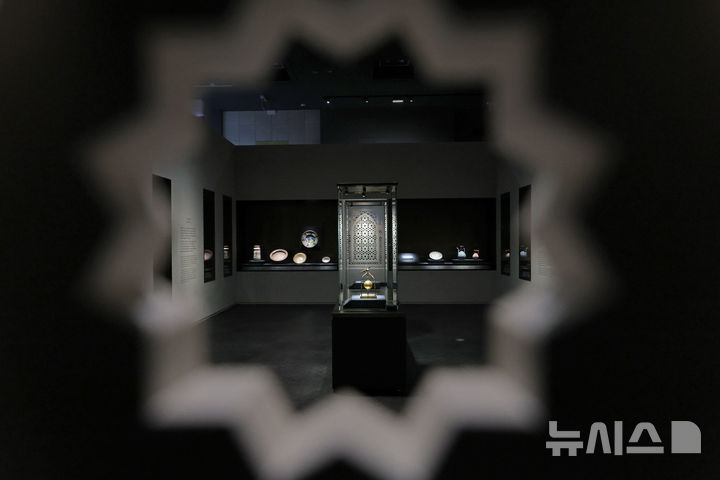 [서울=뉴시스] 박진희 기자 = 국립중앙박물관은 21일 서울 용산구 국립중앙박물관에서 세계적인 이슬람 박물관인 카타르 도하 이슬람예술박물관과 공동 주최하는 전시 ‘이슬람 미술, 찬란한 빛의 여정’ 언론공개회를 갖고 초기 쿠란 필사본 등 총 83건의 다양한 이슬람 미술품들을 선보인다. 이번 전시는 국립중앙박물관 상설전시관 최초의 이슬람 주제 전시라는 점에서 의미가 있다. 2025.11.21. pak7130@newsis.com