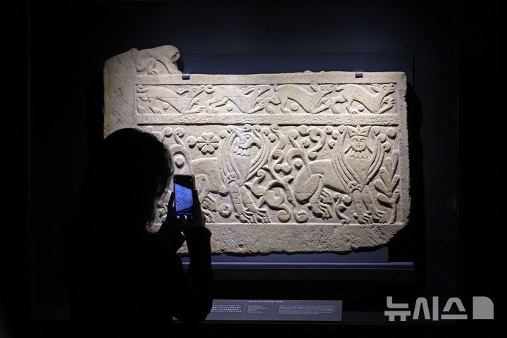 [서울=뉴시스] 박진희 기자 = 국립중앙박물관은 21일 서울 용산구 국립중앙박물관에서 세계적인 이슬람 박물관인 카타르 도하 이슬람예술박물관과 공동 주최하는 전시 ‘이슬람 미술, 찬란한 빛의 여정’ 언론공개회를 이슬람 미술품을 선보인다. 이번 전시는 국립중앙박물관 상설전시관 최초의 이슬람 주제 전시라는 점에서 의미가 있다. 2025.11.21. pak7130@newsis.com