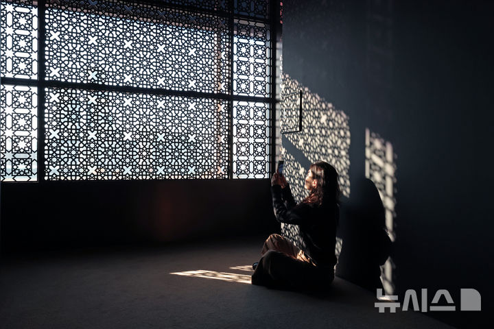 [서울=뉴시스] 박진희 기자 = 국립중앙박물관은 21일 서울 용산구 국립중앙박물관에서 세계적인 이슬람 박물관인 카타르 도하 이슬람예술박물관과 공동 주최하는 전시 ‘이슬람 미술, 찬란한 빛의 여정’ 언론공개회를 갖고 '다마스쿠스 귀족의 응접실'을 선보인다. 이번 전시는 국립중앙박물관 상설전시관 최초의 이슬람 주제 전시라는 점에서 의미가 있다. 2025.11.21. pak7130@newsis.com