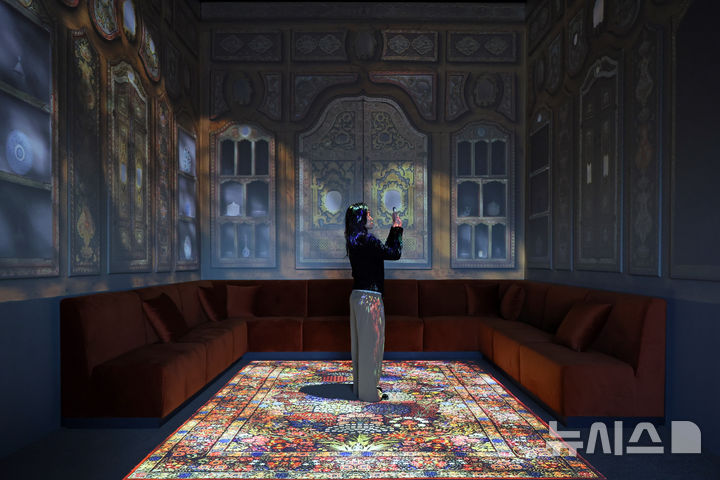 [서울=뉴시스] 박진희 기자 = 국립중앙박물관은 21일 서울 용산구 국립중앙박물관에서 세계적인 이슬람 박물관인 카타르 도하 이슬람예술박물관과 공동 주최하는 전시 ‘이슬람 미술, 찬란한 빛의 여정’ 언론공개회를 갖고 '다마스쿠스 귀족의 응접실'을 선보인다. 이번 전시는 국립중앙박물관 상설전시관 최초의 이슬람 주제 전시라는 점에서 의미가 있다. 2025.11.21. pak7130@newsis.com