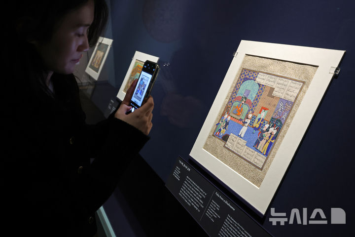 [서울=뉴시스] 박진희 기자 = 국립중앙박물관은 21일 서울 용산구 국립중앙박물관에서 세계적인 이슬람 박물관인 카타르 도하 이슬람예술박물관과 공동 주최하는 전시 ‘이슬람 미술, 찬란한 빛의 여정’ 언론공개회를 갖고 '샤나메(왕들의 책) 필사본 삽화'(오른쪽)를 선보인다. 이번 전시는 국립중앙박물관 상설전시관 최초의 이슬람 주제 전시라는 점에서 의미가 있다. 2025.11.21. pak7130@newsis.com