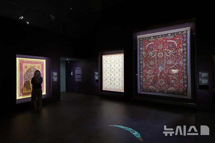 [서울=뉴시스] 박진희 기자 = 국립중앙박물관은 21일 서울 용산구 국립중앙박물관에서 세계적인 이슬람 박물관인 카타르 도하 이슬람예술박물관과 공동 주최하는 전시 ‘이슬람 미술, 찬란한 빛의 여정’ 언론공개회를 갖고 무굴 제국의 '천 송이의 꽃과 벽감무늬 카펫'(왼쪽)과 사파비 제국의 '왕좌용 카펫'(오른쪽)을 선보인다. 이번 전시는 국립중앙박물관 상설전시관 최초의 이슬람 주제 전시라는 점에서 의미가 있다. 2025.11.21. pak7130@newsis.com