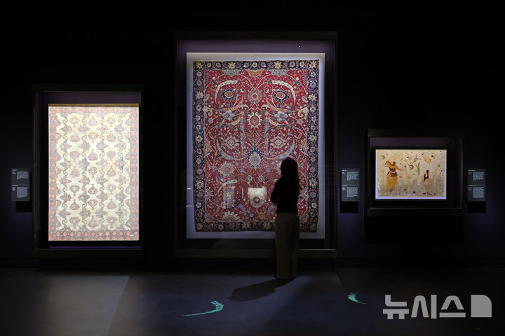 [서울=뉴시스] 박진희 기자 = 국립중앙박물관은 21일 서울 용산구 국립중앙박물관에서 세계적인 이슬람 박물관인 카타르 도하 이슬람예술박물관과 공동 주최하는 전시 ‘이슬람 미술, 찬란한 빛의 여정’ 언론공개회를 갖고 사파비 제국의 '왕좌용 카펫'을 선보인다. 이번 전시는 국립중앙박물관 상설전시관 최초의 이슬람 주제 전시라는 점에서 의미가 있다. 2025.11.21. pak7130@newsis.com