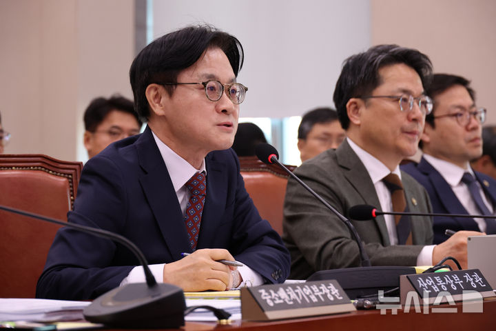 [서울=뉴시스] 김금보 기자 = 김정관 산업통상부 장관이 21일 오전 서울 여의도 국회에서 열린 산업통상자원중소벤처기업위원 전체회의에서 의원질의에 답변하고 있다. 2025.11.21. kgb@newsis.com