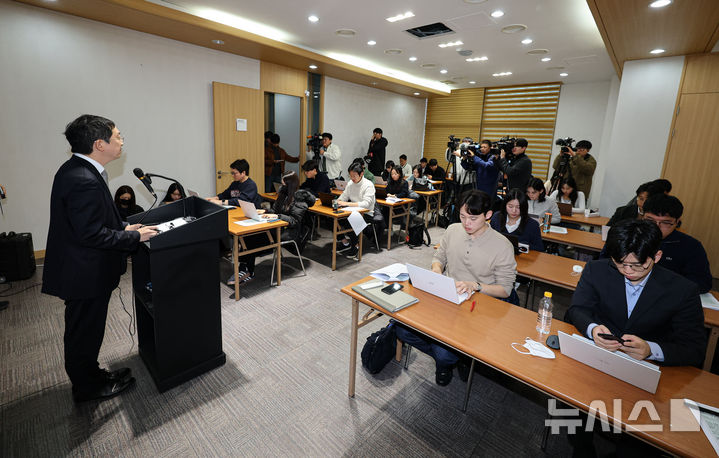 [서울=뉴시스] 김선웅 기자 = 채 상병 사건 외압 의혹을 수사하는 이명현 특별검사팀의 정민영 특검보가 21일 오전 서울 서초구 특검 사무실 브리핑룸에서 수사 결과를 발표하고 있다. (공동취재) 2025.11.21. photo@newsis.com