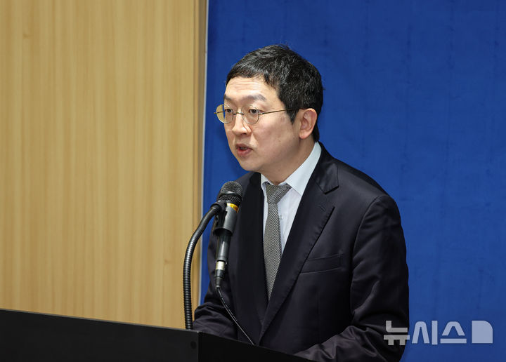 [서울=뉴시스] 김선웅 기자 = 채 상병 사건 외압 의혹을 수사하는 이명현 특별검사팀의 정민영 특검보가 21일 오전 서울 서초구 특검 사무실 브리핑룸에서 수사 결과를 발표하고 있다. (공동취재) 2025.11.21. photo@newsis.com