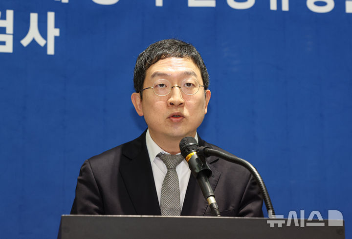 [서울=뉴시스] 김선웅 기자 = 채 상병 사건 외압 의혹을 수사하는 이명현 특별검사팀의 정민영 특검보가 21일 오전 서울 서초구 특검 사무실 브리핑룸에서 수사 결과를 발표하고 있다. (공동취재) 2025.11.21. photo@newsis.com