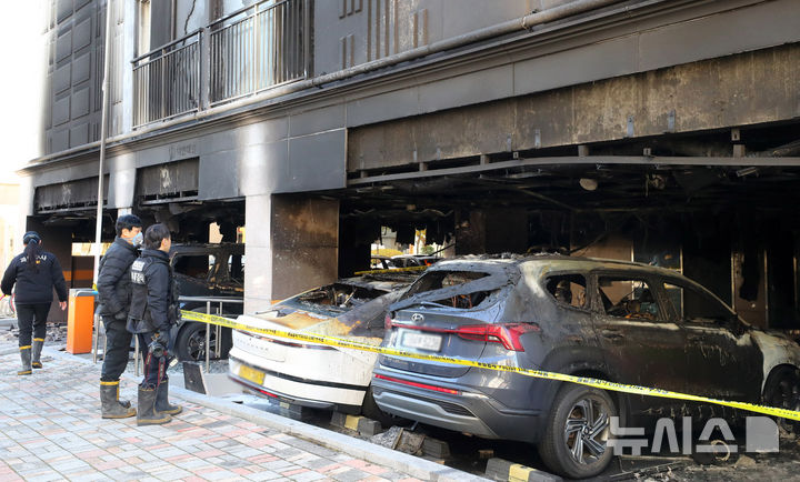 [서울=뉴시스] 김혜진 기자 = 21일 오전 서울 양천구 신월동 아파트 화재 현장에서 경찰·소방 관계자들이 화재 현장을 살펴보고 있다. 2025.11.21. jini@newsis.com