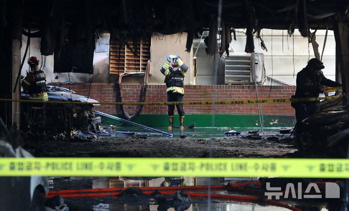 [서울=뉴시스] 김혜진 기자 = 21일 오전 서울 양천구 신월동 아파트 화재 현장에서 경찰·소방 관계자들이 화재 현장을 살펴보고 있다. 2025.11.21. jini@newsis.com