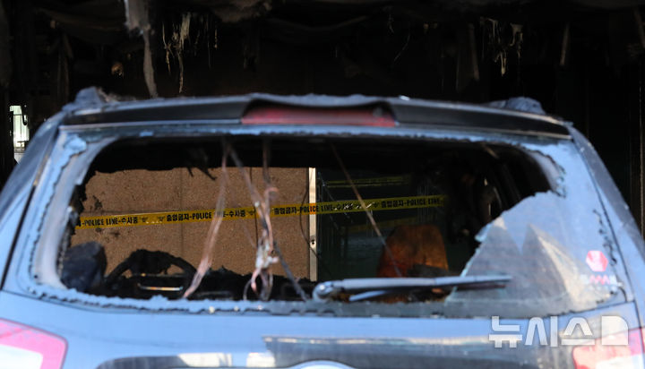 [서울=뉴시스] 김혜진 기자 = 21일 오전 서울 양천구 신월동 아파트 화재 현장에 전소된 차량들이 보이고 있다. 2025.11.21. jini@newsis.com