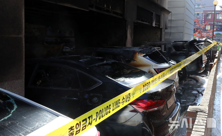 [서울=뉴시스] 김혜진 기자 = 21일 오전 서울 양천구 신월동 아파트 화재 현장에 전소된 차량들이 보이고 있다. 2025.11.21. jini@newsis.com